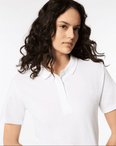 Playera tipo polo blanca, corte para dama y juvenil.